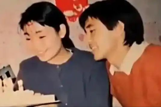 饭帅气丈夫甘当“家庭主夫”把她宠成宝K8凯发集团结婚34年只生孩子不做(图18)