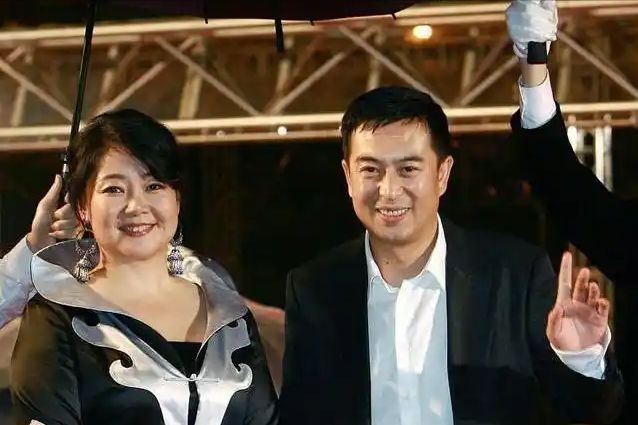 饭帅气丈夫甘当“家庭主夫”把她宠成宝K8凯发集团结婚34年只生孩子不做(图19)