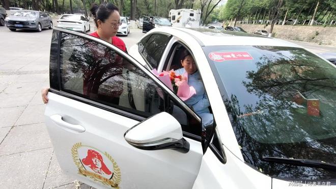 心企业致敬白衣天使凝聚社会温情凯发K8旗舰厅AG客服沈阳爱(图4)