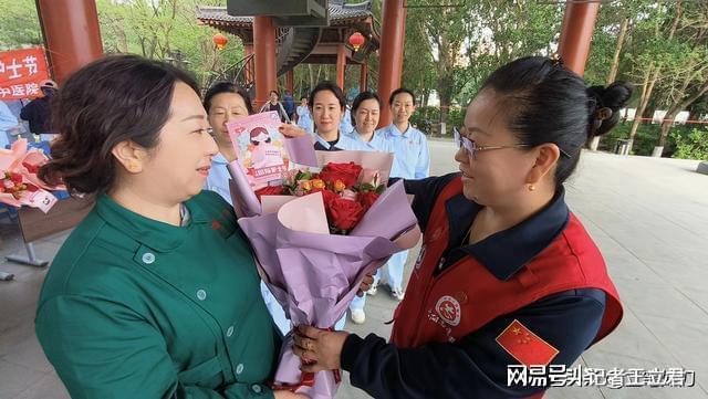 心企业致敬白衣天使凝聚社会温情凯发K8旗舰厅AG客服沈阳爱(图2)