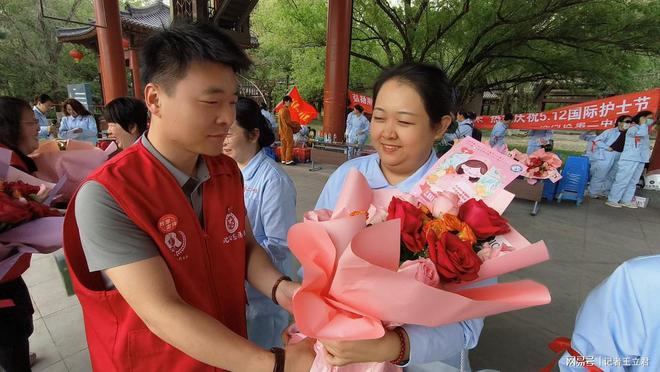 心企业致敬白衣天使凝聚社会温情凯发K8旗舰厅AG客服沈阳爱(图1)